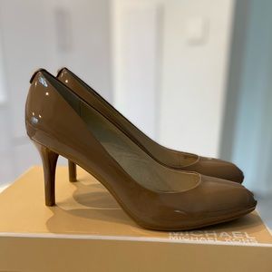 New out of the box, never worn, size 9 patent leather nude pumps.